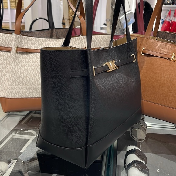 MICHAEL KORS
Reed Large Logo Belted Shoulder Tote Bag
Black 
NWT - Picture 6 of 16